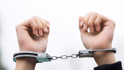 పెళ్లికి నిరాకరించిందని... మైనర్ బాలిక జుట్టు పట్టుకొని...!