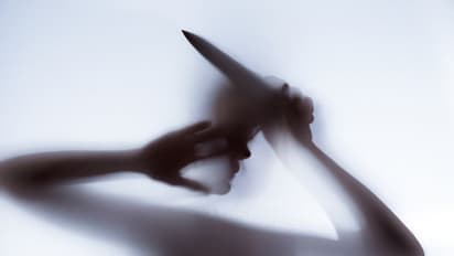 சேலத்தில் முன்விரோதம் காரணமாக பெண் காவலருக்கு சரமாரி கத்தி குத்து