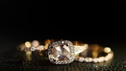 பெண்ணின் வறுமையை கேட்டு திருடிய நகையை திரும்ப கொடுத்த உத்தம திருடன்