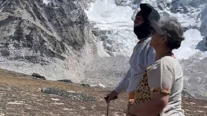 തൊട്ടടുത്ത് നിന്നും എവറസ്റ്റ് കൊടുമുടി കൺകുളിർക്കെ കണ്ട് വൃദ്ധദമ്പതികൾ