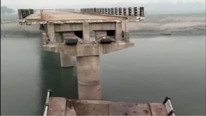 బీహార్ లో ప్రారంభం కాకముందే కుప్పకూలిన వంతెన .. రూ. 14 కోట్లు నీటిపాలు