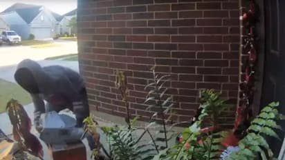 ക്രിസ്മസ് സമ്മാനപ്പൊതികള് മോഷ്ടിച്ച് പെണ്കുട്ടികള്; എന്നാല് പിന്നീട് സംഭവിച്ചത്...