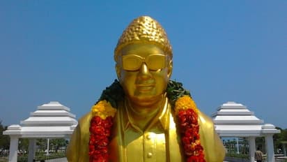 எம்ஜிஆர் சிலையிடம் கடிதம் கொடுத்துவிட்டு அழுதவாறு கட்சியை விட்டு விலகிய பிரமுகர்