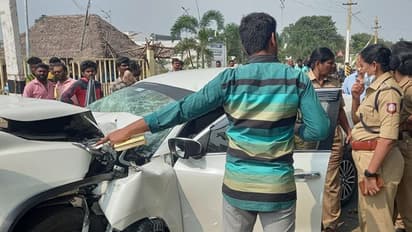 தஞ்சையில் பயங்கரம்! கண்ணிமைக்கும் நேரத்தில் கார்கள் நேருக்கு நேர் மோதல்! இரண்டு திமுக முக்கிய நிர்வாகிகள் பலி