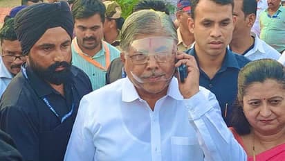 ಮಸಿ ಎರಚುವ ಭಯ: ಫೇಸ್‌ ಶೀಲ್ಡ್ ಧರಿಸಿ ಸಮಾರಂಭದಲ್ಲಿ ಭಾಗಿಯಾದ ಮಹಾ ಸಚಿವ