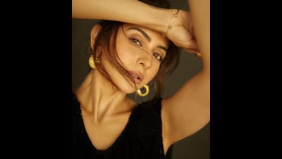 బ్లాక్ డ్రెస్ లో రకుల్ స్టన్నింగ్ స్టిల్స్.. కసి చూపులతో కవ్విస్తుంటే.. కుర్ర గుండెలు గల్లంతే!