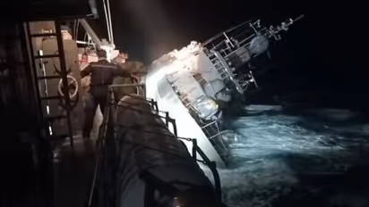 തായ്ലാൻഡ് യുദ്ധക്കപ്പൽ ഉൾക്കടലിൽ മുങ്ങി; കപ്പലിൽ കുടുങ്ങിയ 33 നാവികരെ രക്ഷിക്കാൻ ശ്രമം തുടരുന്നു 