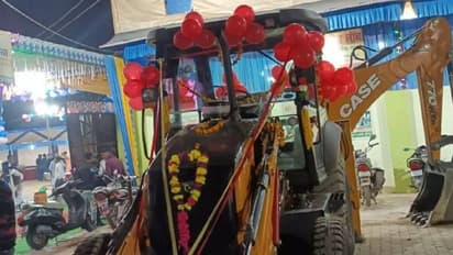 പരീക്ഷയിൽ തോറ്റാലും ജീവിക്കാം, മകൾക്കും വരനും അച്ഛൻ വിവാഹസമ്മാനം നൽകിയത് ബുൾഡോസർ!