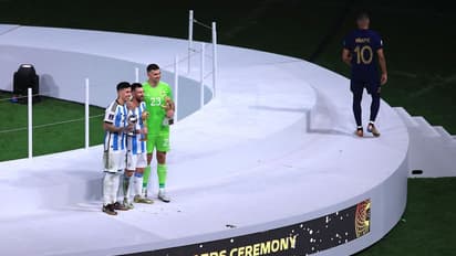 ലോകകപ്പ് വിജയാഘോഷത്തിനിടെ എംബാപ്പെയെ ട്രോളി അര്ജന്റീന താരങ്ങള്-വീഡിയോ