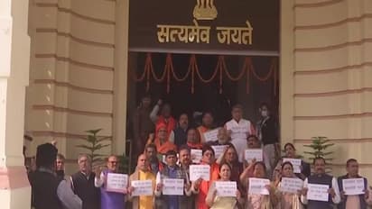बिहार: विधानसभा के बाहर भाजपा विधायकों का हंगामा, बोले- सरकार पस्त, अपराधी मस्त