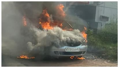 വളപട്ടണത്ത് ഷോറൂമിൽ വിൽപ്പനക്ക് വെച്ച കാർ കത്തി, പൂ‍‍ർണമായും നശിച്ചു