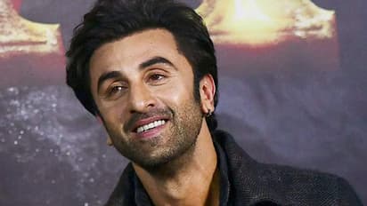 బాలీవుడ్ నటుడు రణబీర్ కపూర్కు ఈడీ షాక్.. ఆ కేసులో సమన్లు జారీ..