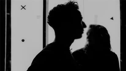 पति से सताई दो बच्चों की मां प्यार के लिए पहुंची प्रेमी के घर, लेकिन सोशल मीडिया फ्रेंड ने लूट ली उसकी इज्जत