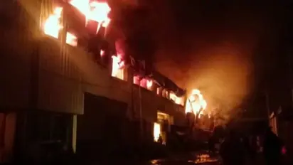 వ్యక్తిగత కక్షతో కారుకు నిప్పు.. పార్కింగ్‌లో దగ్దమైన మరో 20 కార్లు (వీడియో)