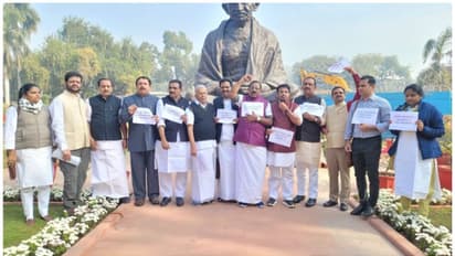 'വനമേഖലയോട് ചേർന്ന കൃഷിഭൂമി പോലും പരിസ്ഥിതി ലോല മേഖലയായി'; പാർലമെന്റ് വളപ്പിൽ യുഡിഎഫ് എംപിമാരുടെ പ്രതിഷേധം