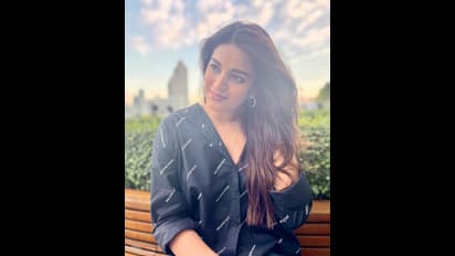 అలాంటి ఫోటో షేర్ చేసి నేనే తోపంటున్న నిధి... అందాలు చూసుకునేనా ఇస్మార్ట్ బ్యూటీకి అంత కాన్ఫిడెన్స్!