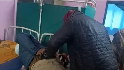 अवैध शराब कारोबारियों के घर छापेमारी करने गई पुलिस टीम पर हमला, गाडियां तोड़ी, कई लोग जख्मी 