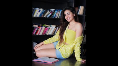 పొట్టి నెక్కర్ లో దీపికా పిల్లి ఘాటు పోజులు.. షర్ట్ బర్టన్స్ విపేసి టాప్ గ్లామర్ షోతో అరాచకం!