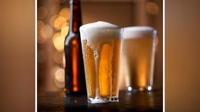 గ్లాసులో బీర్ ఎలా పోస్తున్నారు? ఒక వైపు వంచి పోస్తే పొట్టకు మంచిది కాదు! ఎలా పోయాలంటే?