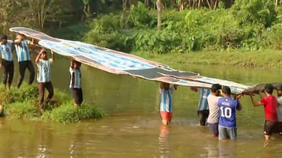 വാമോസ്...കേക്ക് മുറിച്ച് ആഘോഷം, ഒടുവില്‍ പുള്ളാവൂരിലെ കട്ടൗട്ടുകൾ മാറ്റി 