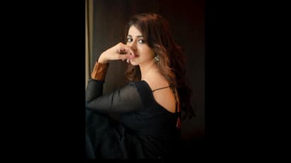 బిగుతైన బ్రా లాంటి టాప్, టైట్ జీన్స్ లో ప్రియాంక జవాల్కర్ విరహవేదన.. చిమ్మచీకట్లో హాట్ షో