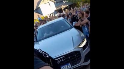 മെസിയുടെ വീടിന് മുന്നില്‍ ആരാധകപ്രളയം; പണിപ്പെട്ട് പൊലീസ്- വീഡിയോ