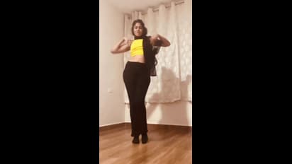 బ్లాక్ అండ్ వైట్ లో ఫరియా అబ్దుల్లా టెంప్టింగ్ లుక్స్.. వయ్యారాలు ఒలికిస్తూ నెక్స్ట్ లెవల్ హాట్ నెస్ 