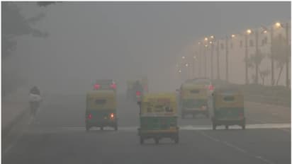 ഉത്തരേന്ത്യമൂടി മൂടല് മഞ്ഞ്; നിരവധി വിമാനങ്ങള് തിരിച്ച് വിട്ടു, ട്രെയിനുകള് വൈകിയോടുന്നു