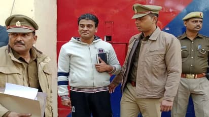 हाथ में कुरान लेकर कानपुर से महराजगंज जेल के लिए रवाना हुए SP विधायक इरफान, परिवार को देख आंखों से छलके आंसू