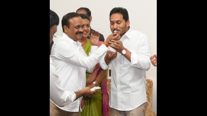 సీఎం జగన్ కు పుట్టినరోజు శుభాకాంక్షల వెల్లువ... వేదపండితులు, ఫాస్టర్ల ఆశీర్వచనం (ఫోటోలు)