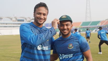 IND V/S BAN TEST: भारतीय कोच से बैटिंग टिप्स लेते दिखे मुशफिकुर रहमान, क्या पलटवार के मूड में है बांग्लादेश?