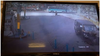 ഓടിക്കൊണ്ടിരുന്ന ബസില് നിന്ന് തെറിച്ച് വീണു; യാത്രക്കാരന് ഗുരുതര പരിക്ക്