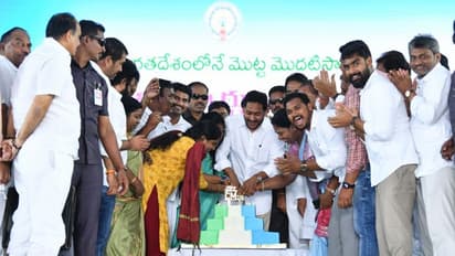 జగన్ మామయ్య బర్త్ డే గిప్ట్... గవర్నమెంట్ స్కూల్ విద్యార్థులకు ట్యాబ్ ల పంపిణీ షురూ (ఫోటోలు)