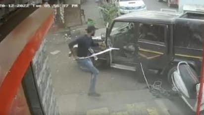 ಹಂದಿ ಮಾಂಸ ವಿಚಾರಕ್ಕೆ ಕತ್ತಿಯಿಂದ ವ್ಯಕ್ತಿ ಮೇಲೆ ಹಲ್ಲೆ: ಸಿಸಿ ಕ್ಯಾಮೆರಾದಲ್ಲಿ ಸೆರೆ