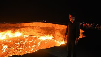 അരനൂറ്റാണ്ടു മുമ്പ് പിടിച്ച തീ ഇനിയും അണഞ്ഞില്ല, നരകകവാടം ഇപ്പോള്‍ സെല്‍ഫി പോയിന്റ്!