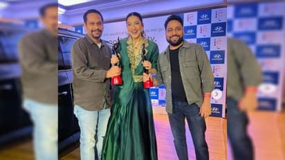 प्रेग्नेंट होने के साथ ही गौहर खान ने जीता ये अवॉर्ड, 6 Photos में देखें अदाकारा की ग्लोइंग स्माइल