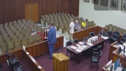 കോടതിയിൽ നിന്നും ആരുടേയും കണ്ണിൽ പെടാതെ പുറത്തേക്ക് പോയി രക്ഷപ്പെടുന്ന പ്രതി, വൈറലായി വീഡിയോ