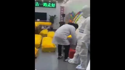 चीन में कोरोना से हाहाकार की PHOTOS: अंतिम संस्कार कर रहे कर्मी भी पॉजिटिव, डर कहीं खुद का भी न हो जाए यह हाल