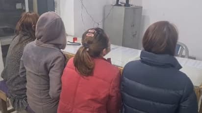   एक साथ 4 विदेशी लड़कियों से स्पेशल मसाज करा रहा था एक शख्स, बंद कैबिन में गंदा काम...फिर चीखने लगा