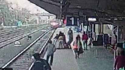 ರೈಲು ಬರುವ ವೇಳೆ ಹಳಿ ದಾಟುತ್ತಿದ್ದ ಇಬ್ಬರು ವೃದ್ಧೆಯರ ರಕ್ಷಣೆ: ವೈರಲ್ ವಿಡಿಯೋ