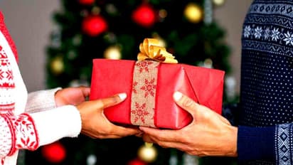 ക്രിസ്മസിന് പ്രിയപ്പെട്ടവർക്ക് നൽകാം മികച്ച 5 സാമ്പത്തിക സമ്മാനങ്ങൾ