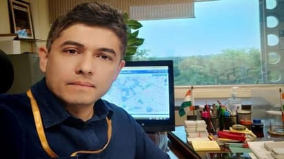 इस IAS ने काला चश्मा पहनकर प्रधानमंत्री मोदी की अगवानी की थी, जानिए कौन सी डिग्री है इनके पास  