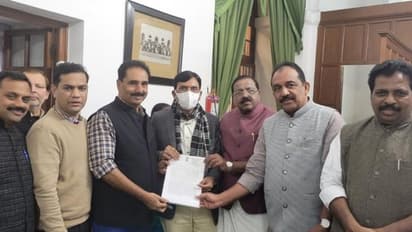 ആർഎംഎൽ ആശുപത്രിയിലെ മലയാളി നഴ്സുമാരെ പിരിച്ചു വിട്ട സംഭവം: നിവേദനവുമായി കേരളം എംപിമാർ ആരോഗ്യമന്ത്രിയെ കണ്ടു 