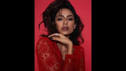 ఇన్ని రోజులు ఇంత అందం ఎక్కడ దాచిందో.. ట్రాన్స్పరెంట్ రెడ్ డ్రెస్ లో శోభిత అరాచకం