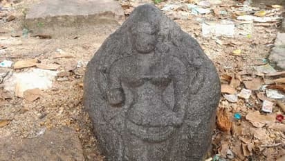 1200 ஆண்டுகள் பழமையான கொற்றவை சிற்பம் கண்டெடுப்பு… பாண்டியர்கள் காலத்தைச் சேர்ந்தாக இருக்கும் என கணிப்பு!!