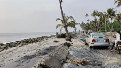 വലിയഴീക്കലിൽ ദുരിതം വിതച്ച് അപ്രതീക്ഷിതമായുണ്ടായ കടലാക്രമണം