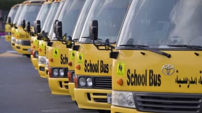 ఇంటిముందు ఆడుకుంటున్న చిన్నారిని ఢీకొట్టి, తలమీదినుంచి వెళ్లిన స్కూల్ బస్సు.. అక్కడికక్కడే మృతి...