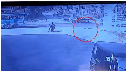 തൃശ്ശൂരിൽ സ്വകാര്യ ബസിന്റെ തുറന്നിട്ട വാതിലൂടെ പുറത്തേക്ക് വീണ് പരിക്കേറ്റ മധ്യവയസ്കൻ മരിച്ചു