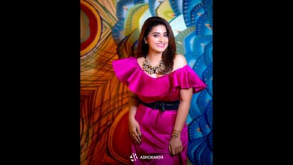 భర్తని కౌగిలిలో బంధించి పరవశించిపోతున్న స్నేహ.. పింక్‌ డ్రెస్‌లో మైండ్‌ బ్లాక్‌ చేస్తున్న హోమ్లీ బ్యూటీ అందాలు