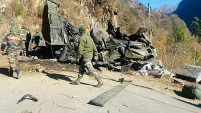 మానవత్వం దాటుకున్న భారత సైన్యం! కొండ ప్రాంతంలో కారు ప్రమాదం.. క్షతగాత్రులను రక్షించిన ఆర్మీ.. 